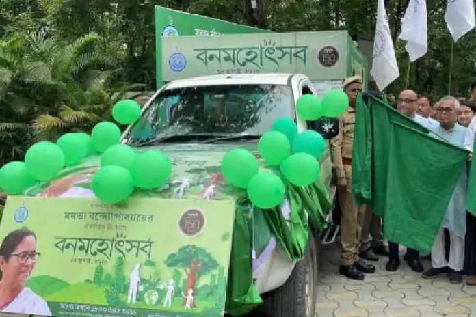 Siliguri mayor Gautam Deb (right) flags off a tableau for afforestation awareness at the ‘Banmahatsav’ celebration at the Bengal Safari Park on the outskirts of Siliguri on Monday. Picture by Passang Yolmo/The Telegraph