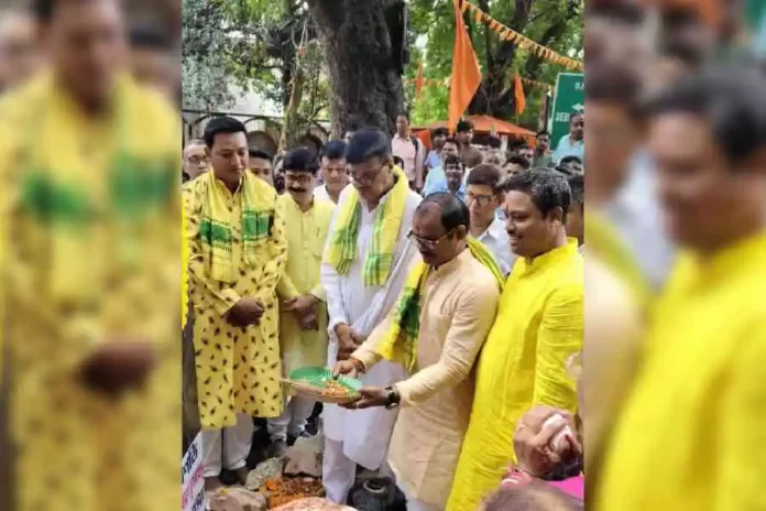 Veteran Trinamool leader and Cooch Behar municipality chairman Rabindranath Ghosh (third from left) at the 'bhoomi puja' ahead of the installation of Maharaj Jagaddipendra Narayan's statue in Cooch Behar’s Amtala on Monday. Picture by Main Uddin Chisti/The Telegraph