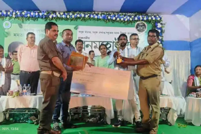 BTR officials receive the award and the cheque from Birbaha Hansda in Jhargram on Monday. Picture courtesy: Bengal forest department/The Telegraph