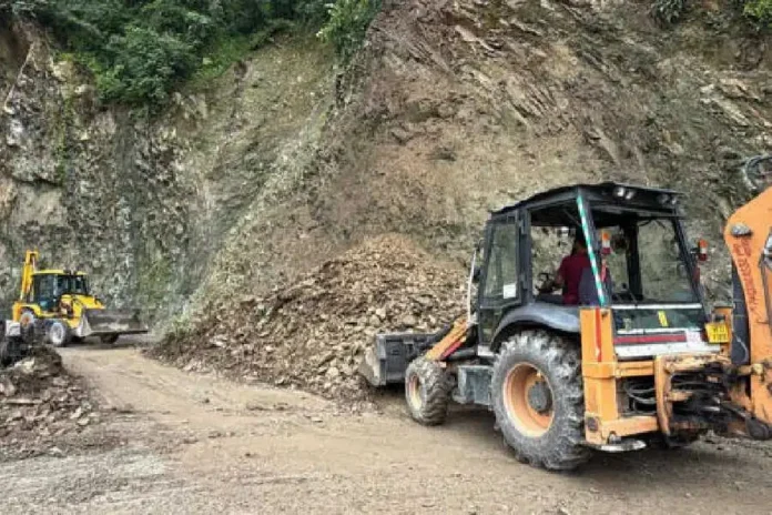 An earthmover clears NH10 of debris from a landslide at Swetijhora near Siliguri on Wednesday. Picture by Passang Yolmo/The Telegraph