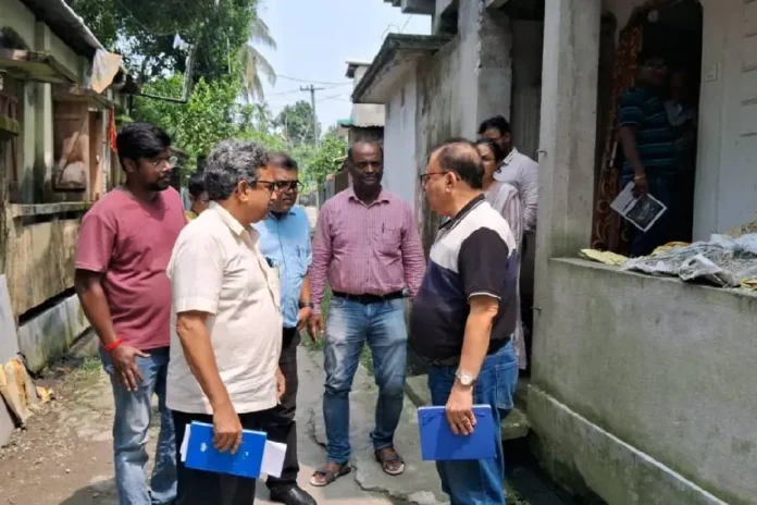 Officials of the state health department in ward 9 of Jalpaiguri town on Saturday. Picture by Biplab Basak/The Telegraph
