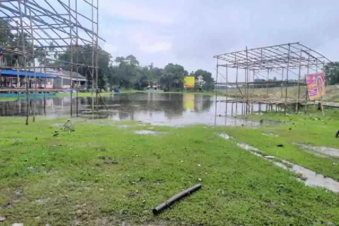 The Mejbil Mohila Porichalito Durga Puja Committee’s under-construction pandal on Mejbil playground in Alipurduar.  Picture by Anirban Choudhury/The Telegraph