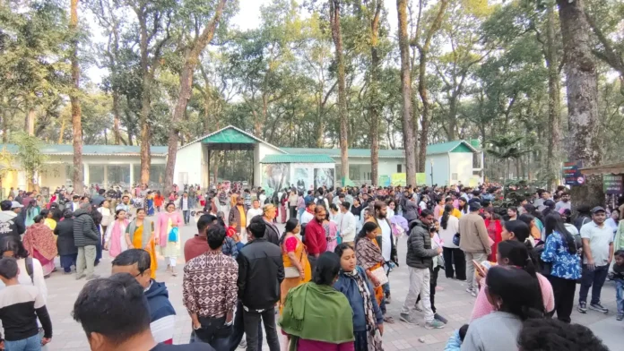 Tourists queue up for the jungle safari at Bengal Safari Park in Siliguri on New Year’s Day, as the popular attraction witnesses a surge in visitors to welcome 2026.
