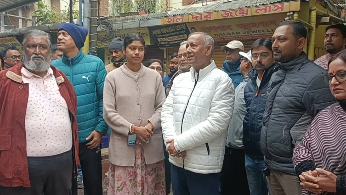 Mayor Gautam Deb interacts with local residents and traders during a public outreach programme in Siliguri on Sunday. 04 January 2026.