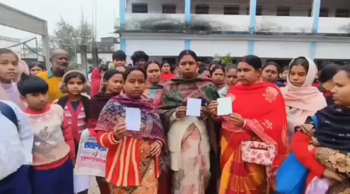Parents protest outside Santoshini Vidya Chakra High School in Phansidewa over the alleged hike in admission fees, demanding adherence to government-prescribed rates. Monday, 05 January 2026.