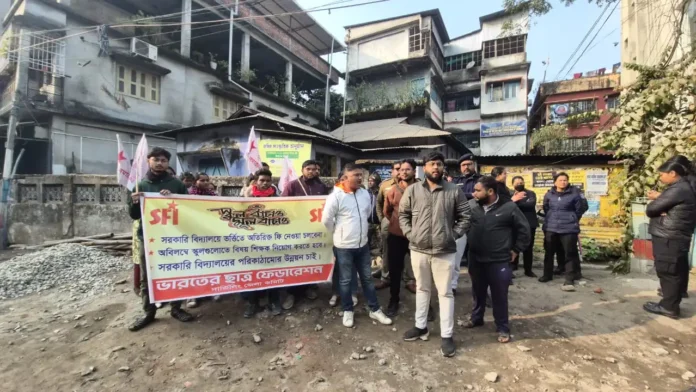Members of the Students’ Federation of India stage a protest outside the DI office in Siliguri on Monday against alleged illegal fee collection in government schools. Monday, 05 January 2026.