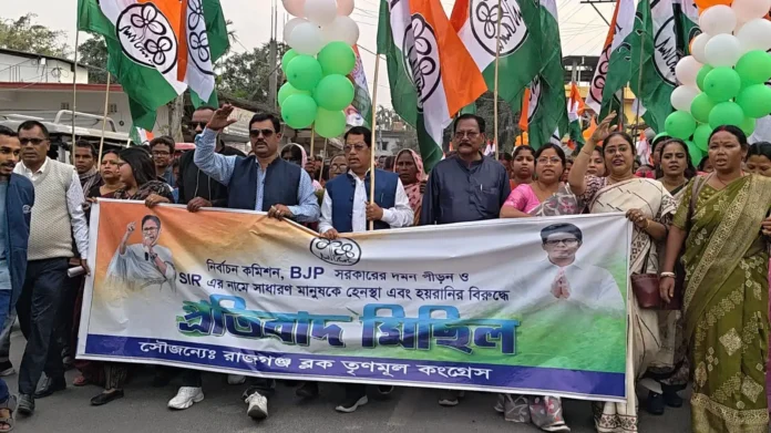 Trinamool Congress workers and supporters take part in a protest rally in Belakoba on Wednesday, marching through Shikarpur against the BJP’s alleged suppression policy and the SIR project. Wednesday, 28 January 2026.