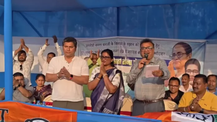 TMC candidate Rina Toppo Ekka interacts with tea garden workers during her campaign at Thanjhora Tea Garden in Phansidewa. Wednesday, 18 March 2026.