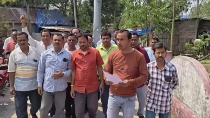 Members of Ambari-Falakata Nagarik Mancha submit a memorandum to station authorities, demanding train stoppage at Ambari railway station. Friday, 20 March 2026.