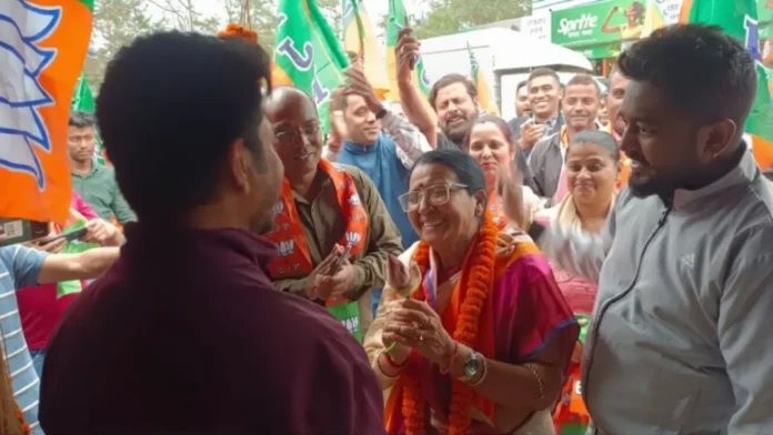 Sikha Chatterjee interacts with locals during her campaign in Dabgram–Fulbari. Saturday, 21 March 2026.