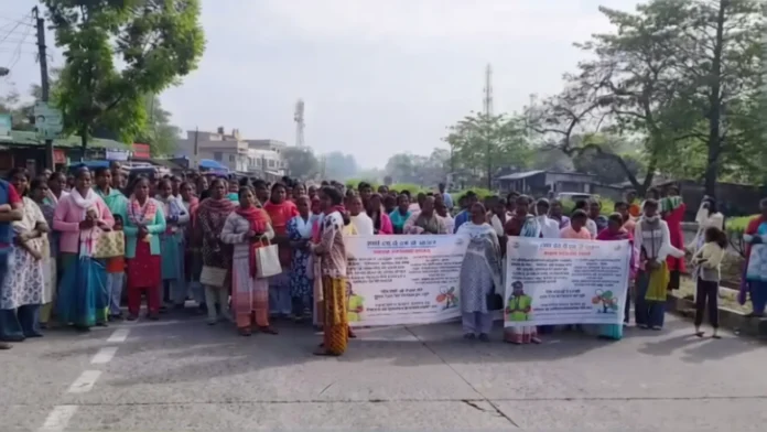 Tea garden workers block NH-27 in Phansidewa during a protest demanding a change in the TMC candidate for the constituency. Sunday, 22 March 2026.