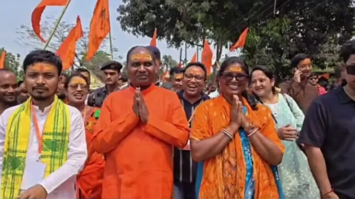 TMC candidate Rina Toppo Ekka seeks blessings from BJP’s Durga Murmu as both leaders join the Ram Navami shobha yatra in Kharibari, showcasing a rare moment of unity. 27 March 2026.
