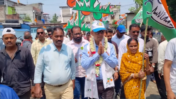 TMC candidate Gautam Deb interacts with residents during his campaign in Ward No. 46 of Siliguri, addressing civic issues and assuring swift action. Wednesday, 08 April 2026.