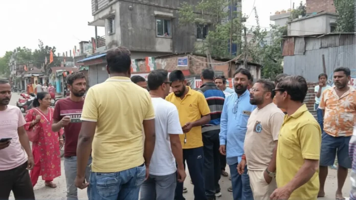 Police and Election Commission officials assess the situation in Siliguri’s Ward No. 46 after a political dispute over Annapurna Bhandar scheme forms ahead of polls. Saturday, 18 april 2026.