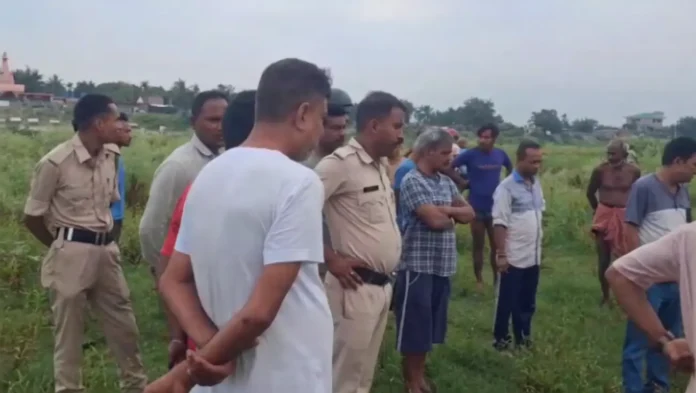 Police and locals gather near the Mahananda River at Noukaghat in Siliguri after an unidentified body was recovered from a bush on Friday morning, 22 May 2026.