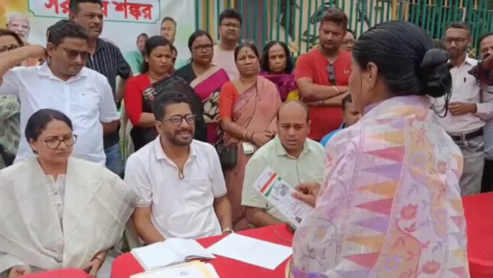Residents interact with Siliguri MLA Shankar Ghosh during the “Sorashori Shankar” programme at Baghajatin Park on Sunday, 24 May 2026.